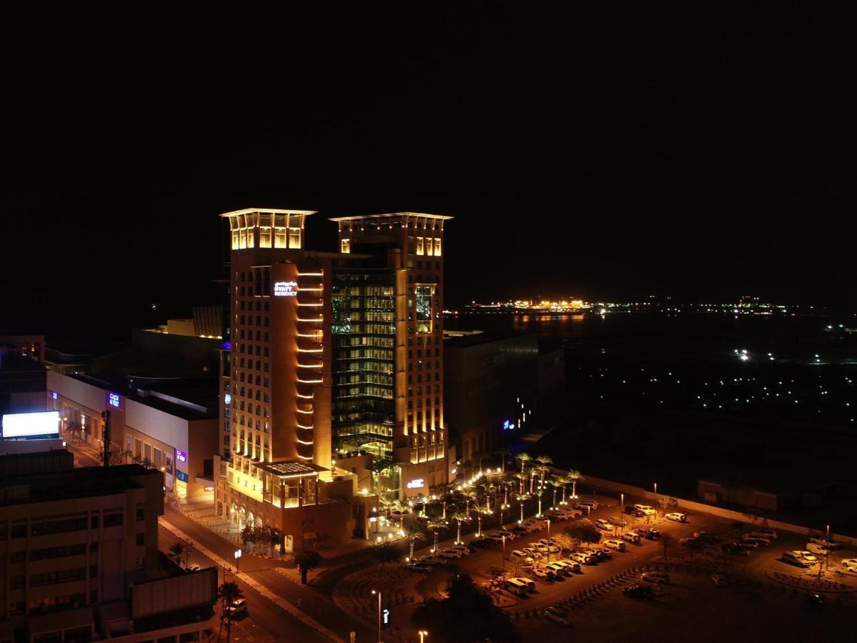 Hyatt Regency Al Kout Mall Kuwait City Exterior foto The hotel at night
