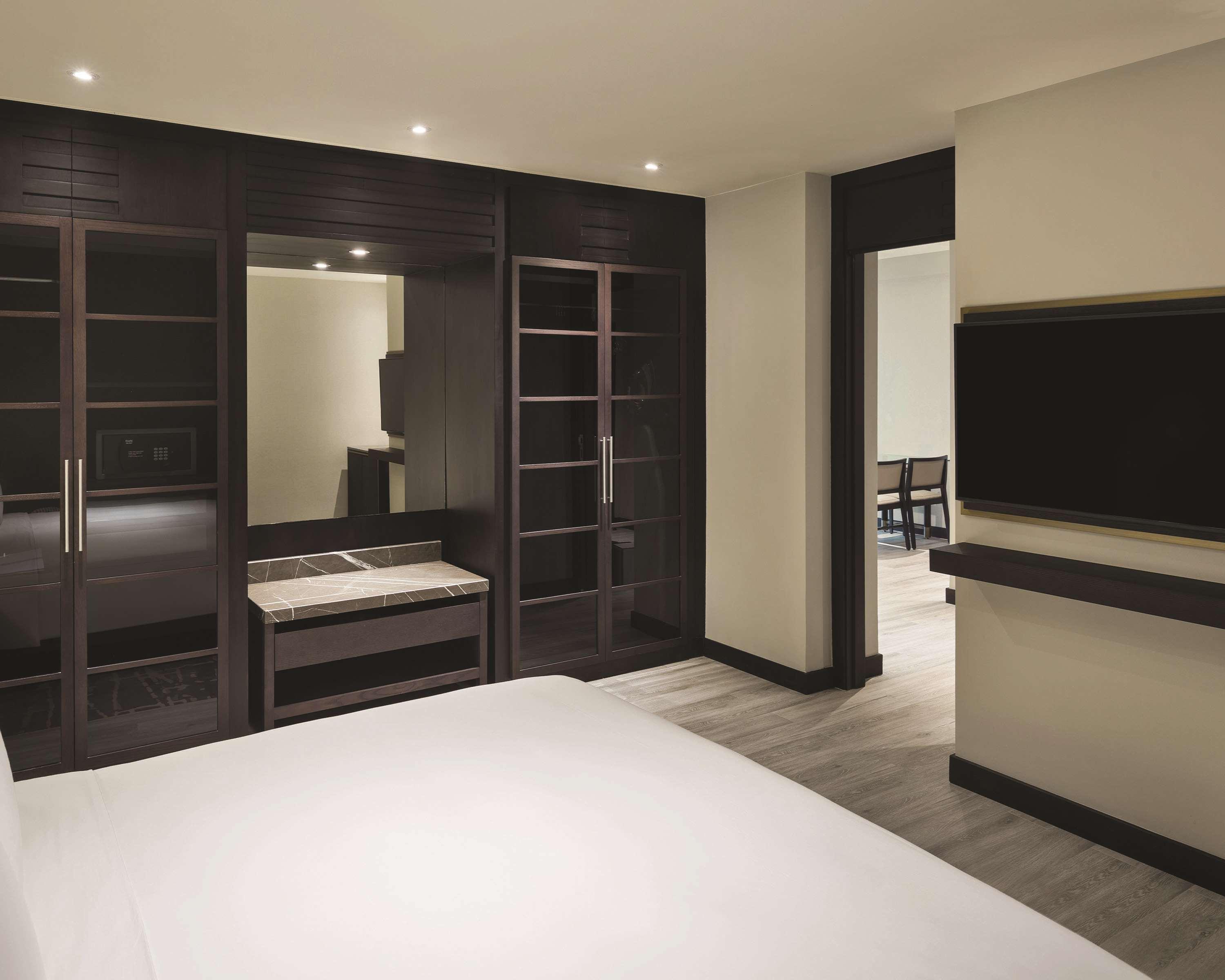 Hyatt Regency Al Kout Mall Kuwait City Exterior foto A bedroom at the hotel