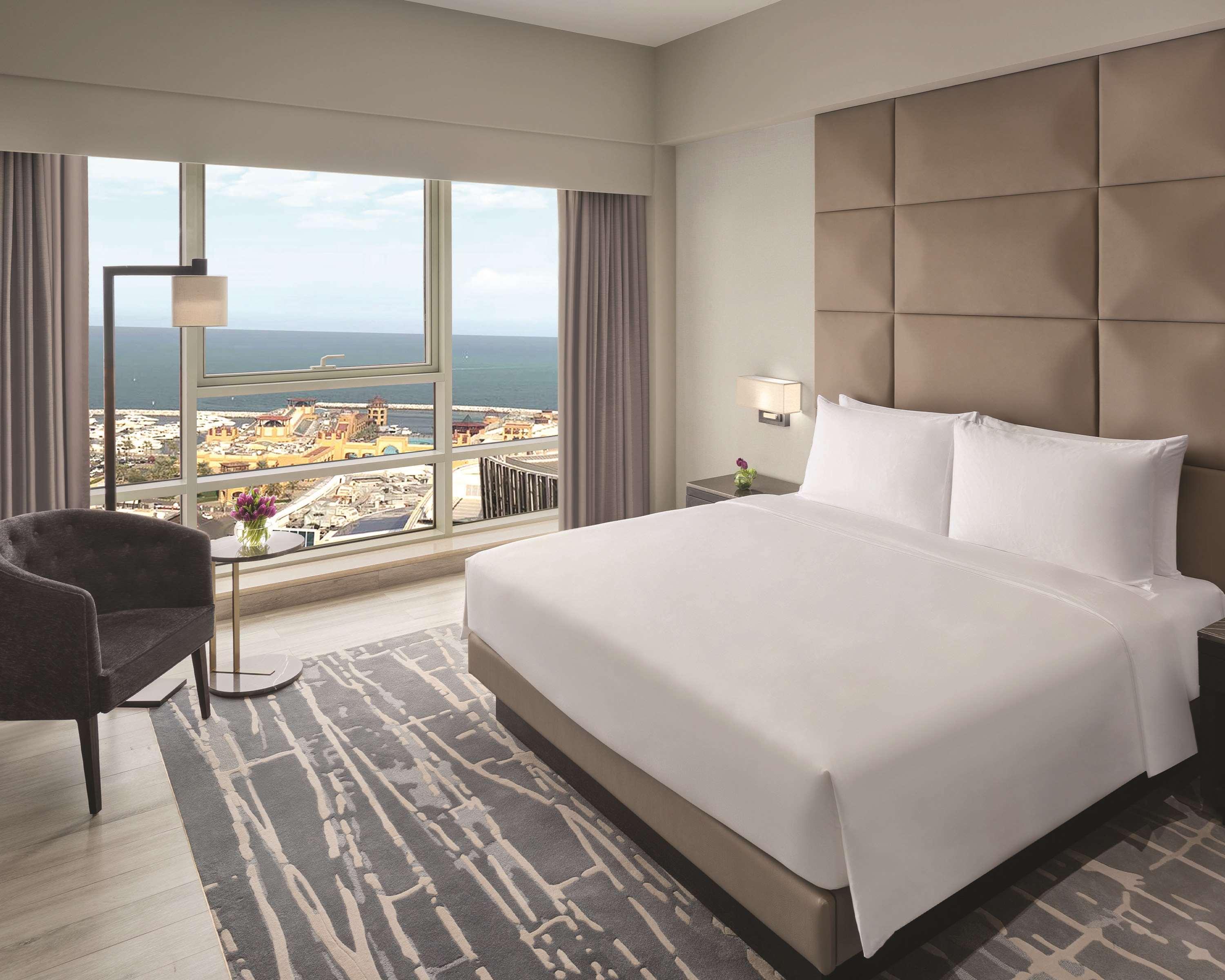 Hyatt Regency Al Kout Mall Kuwait City Exterior foto A bedroom at the hotel
