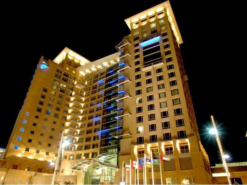 Hyatt Regency Al Kout Mall Kuwait City Exterior foto The hotel at night