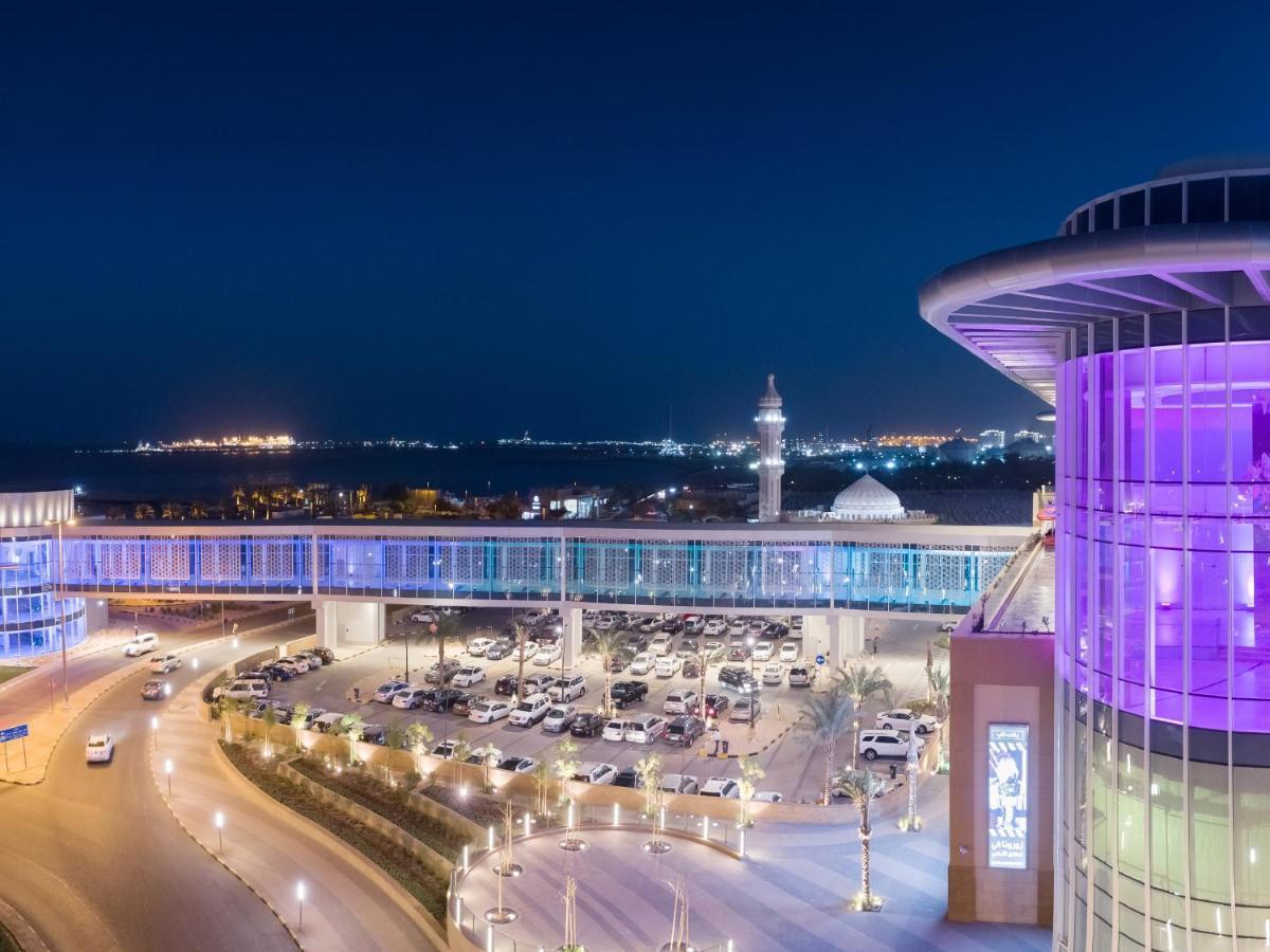 Hyatt Regency Al Kout Mall Kuwait City Exterior foto The airport at night